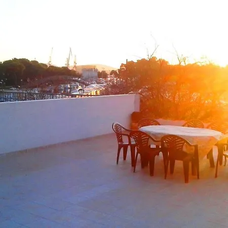 By The Sea - 15752 * Τρογκίρ